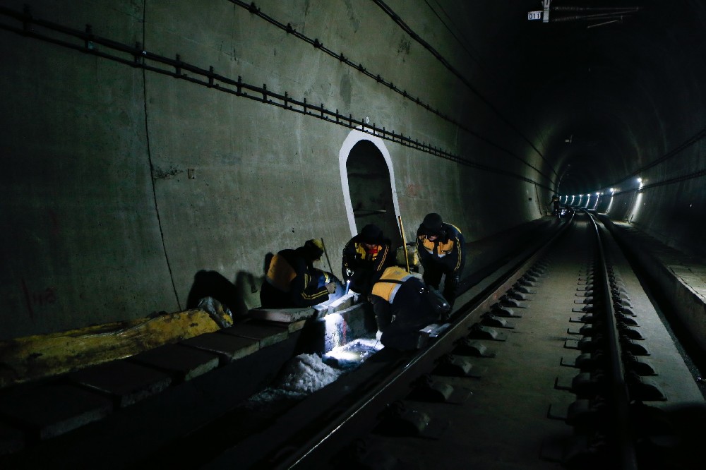 镇沅铁路运营隧道病害现状